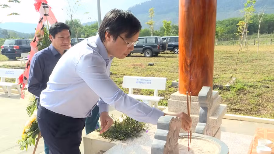 Chủ tịch UBND tỉnh Trương Hải Long dâng hương tại Nhà bia di tích HĐND Cách mạng và UBND Cách mạng tỉnh Gia Lai. Ảnh: Đ.H