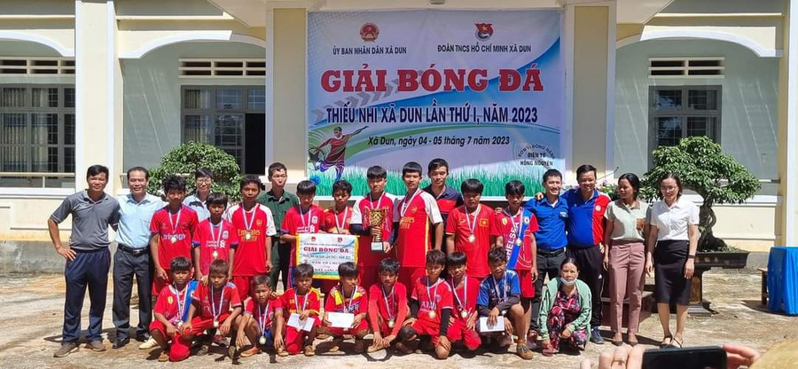 Ban tổ chức trao giải cho các đội bóng xuất sắc. Ảnh: Hoàng Viên