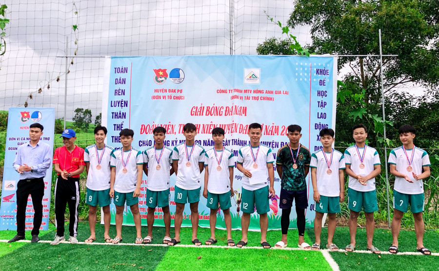 Đội bóng thị trấn Đak Pơ giành chức vô địch. Ảnh: Lan Anh