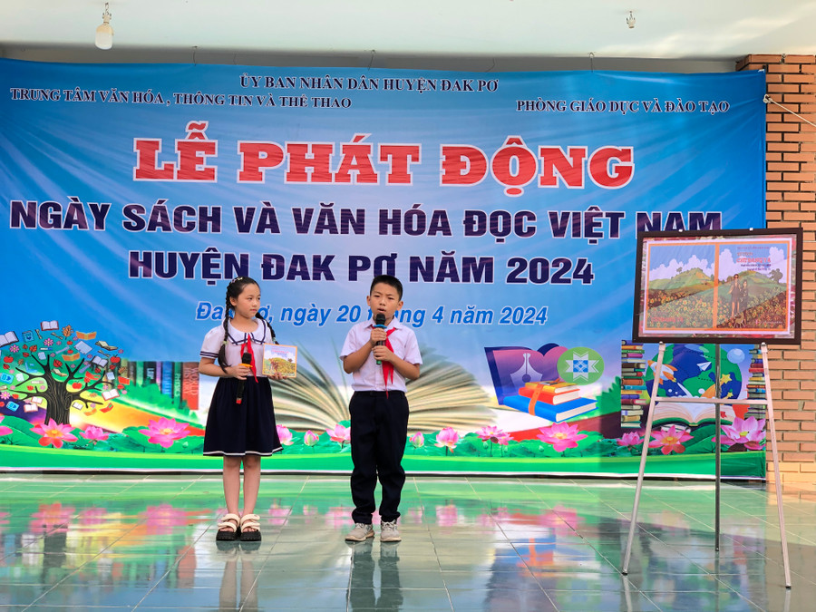 Các em học sinh tham gia phần giới thiệu sách tại ngày hội. Ảnh: Lan Anh Các em học sinh tham gia phần giới thiệu sách tại ngày hội. Ảnh: Lan Anh