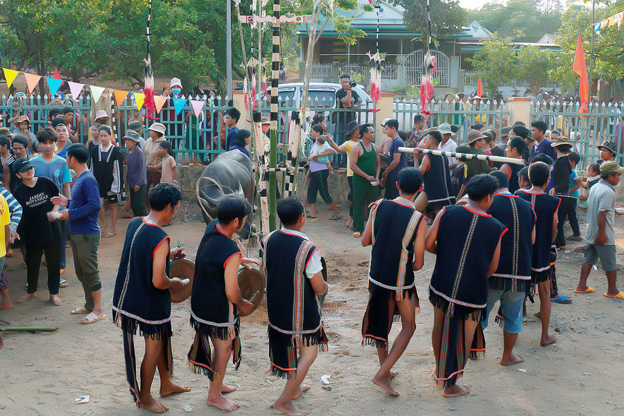 Bà con trong làng cùng tham gia lễ cúng cầu mong thần linh sẽ phù hộ cho dân làng khỏe mạnh, bình an. Ảnh: Đức Thụy Bà con trong làng cùng tham gia lễ cúng cầu mong thần linh sẽ phù hộ cho dân làng khỏe mạnh, bình an. Ảnh: Đức Thụy