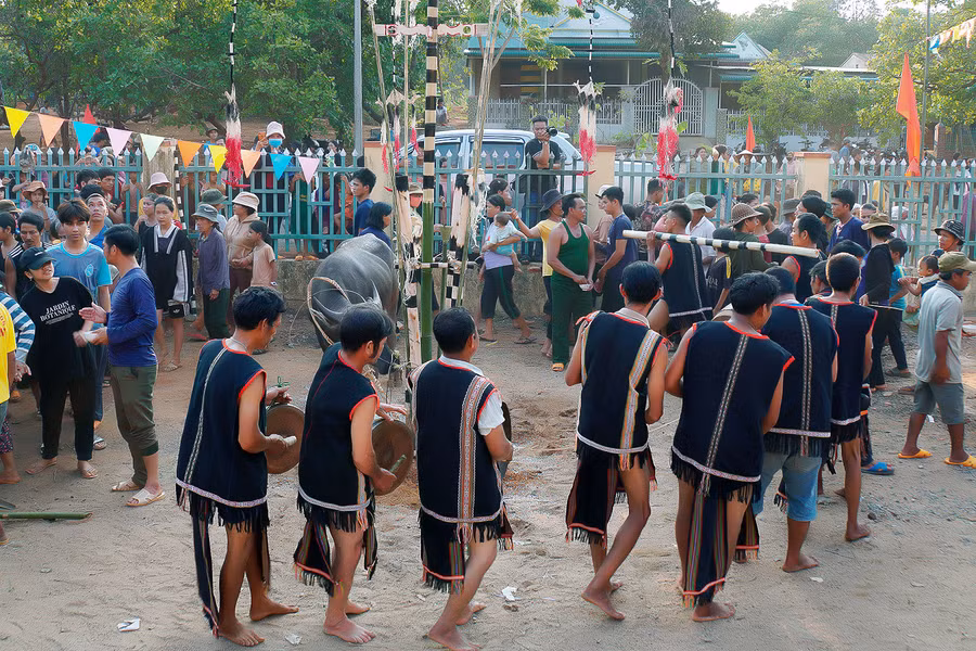Bà con trong làng cùng tham gia lễ cúng cầu mong thần linh sẽ phù hộ cho dân làng khỏe mạnh, bình an. Ảnh: Đức Thụy