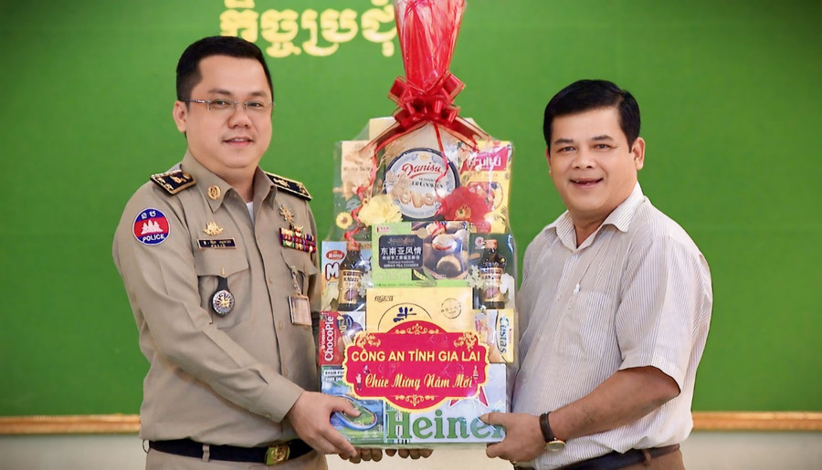 Thiếu tướng Rah Lam Lâm-Giám đốc Công an tỉnh Gia Lai (bìa phải) trao quà cho Công an tỉnh Ratanakiri. Ảnh: Hữu Trường Thiếu tướng Rah Lam Lâm-Giám đốc Công an tỉnh Gia Lai (bìa phải) trao quà cho Công an tỉnh Ratanakiri. Ảnh: Hữu Trường