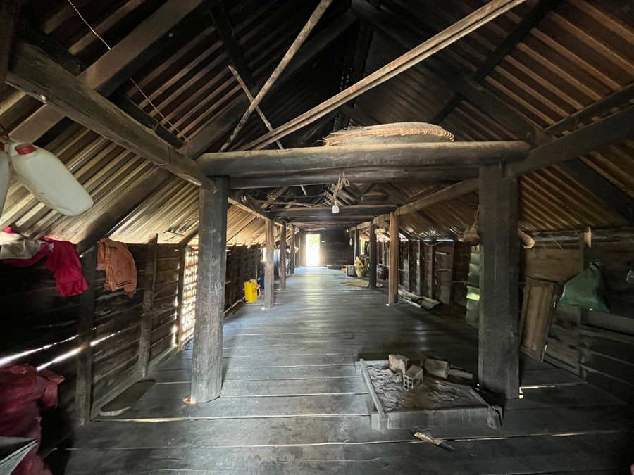 Bên trong ngôi nhà dài của gia đình chị Rơ Ô H&apos;Nếu (buôn Đoàn Kết, xã Chư Rcăm). Ảnh: P.L