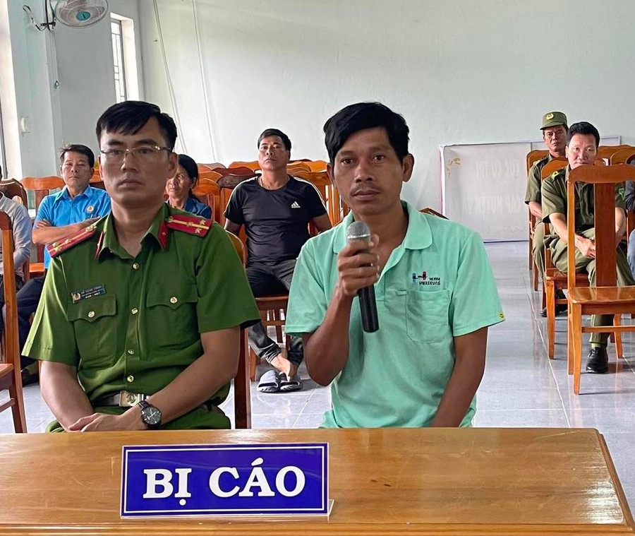 Bị cáo Kpă Tư (bìa phải) tại phiên tòa. Ảnh: Hoa Mai Bị cáo Kpă Tư (bìa phải) tại phiên tòa. Ảnh: Hoa Mai