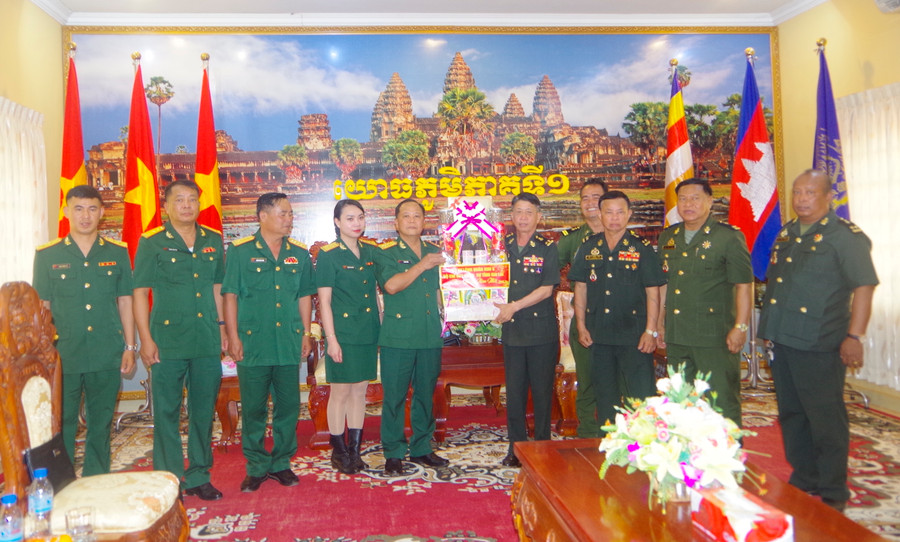 Đoàn công tác thăm, chúc tết tại Bộ Tư lệnh Quân khu 1, Quân đội Hoàng gia Campuchia. Ảnh: Thanh Tuyền Đoàn công tác thăm, chúc tết tại Bộ Tư lệnh Quân khu 1, Quân đội Hoàng gia Campuchia. Ảnh: Thanh Tuyền