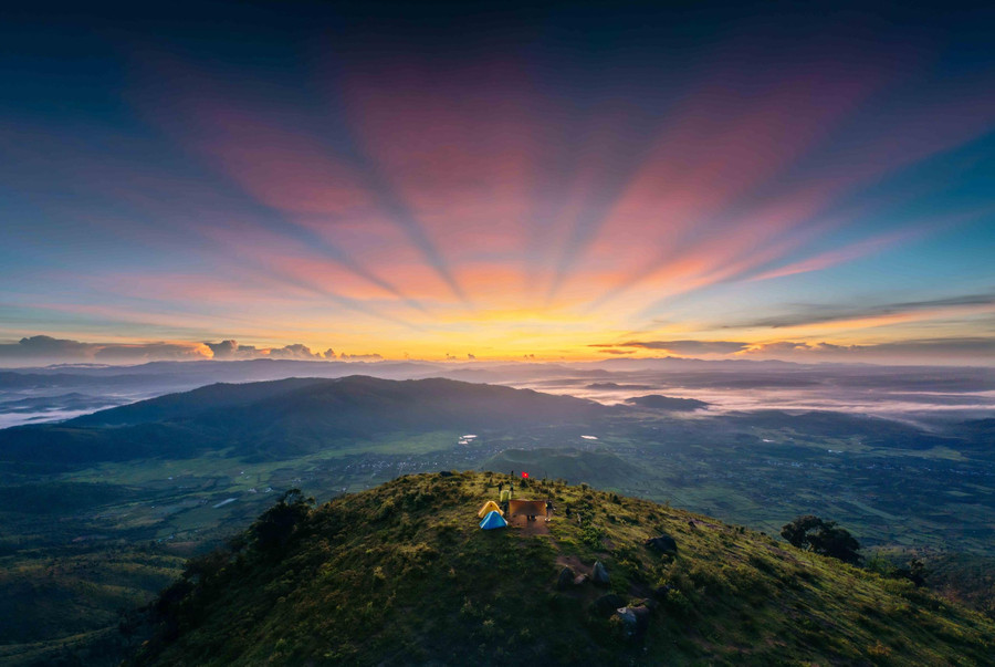 Ánh bình minh rực rỡ từ phía chân trời.