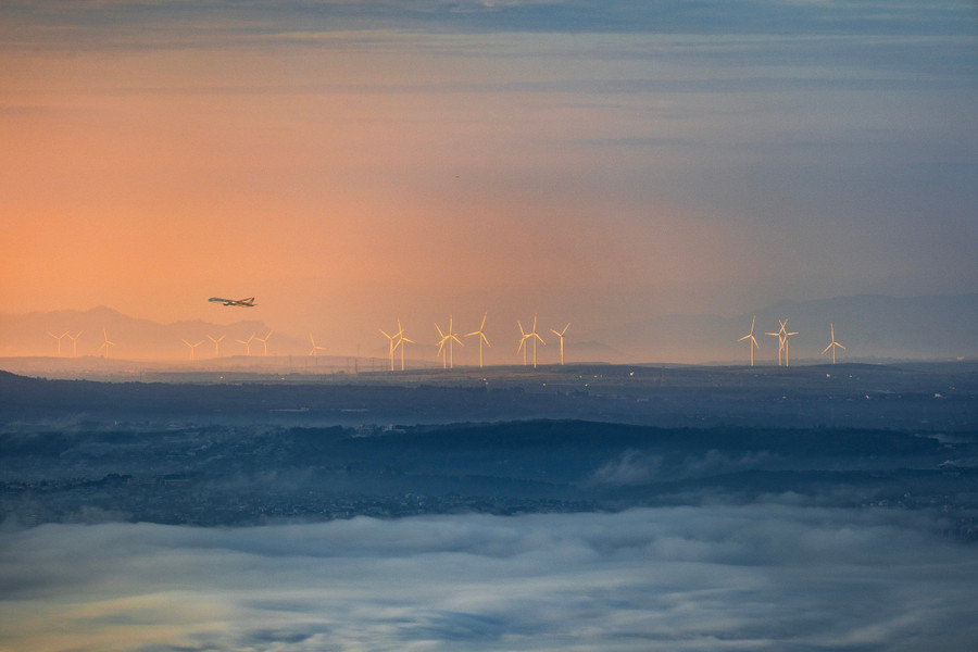 Từ đỉnh núi Chư Nâm có thể nhìn ngắm nhìn cánh đồng điện gió Ia Pết (huyện Đak Đoa).