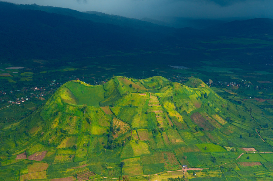 Núi lửa Chư Đang Ya (huyện Chư Păh) nhìn từ đỉnh núi Chư Nâm.