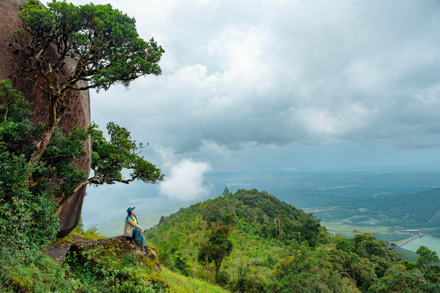 Một vùng đồi núi mênh mông, xanh mướt trải dài trước mắt khi nhìn từ đỉnh núi Chư Nâm.
