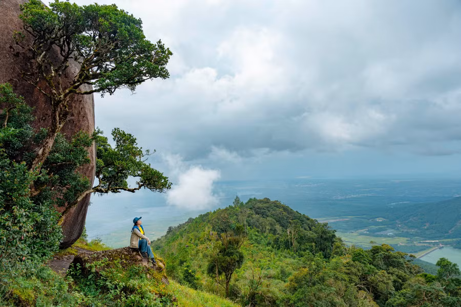 Một vùng đồi núi mênh mông, xanh mướt trải dài trước mắt khi nhìn từ đỉnh núi Chư Nâm.