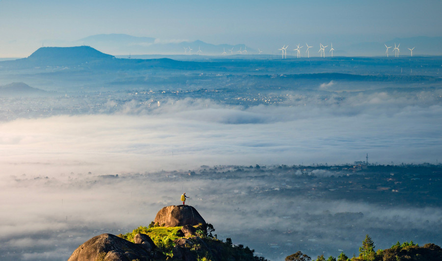 Mênh mông sương trắng che phủ.