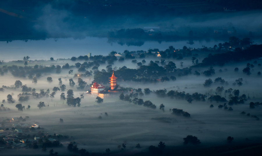 Chùa Bửu Minh (xã Nghĩa Hưng, huyện Chư Păh) ẩn hiện trong sương sớm.