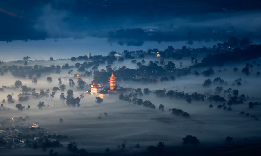 Chùa Bửu Minh (xã Nghĩa Hưng, huyện Chư Păh) ẩn hiện trong sương sớm.