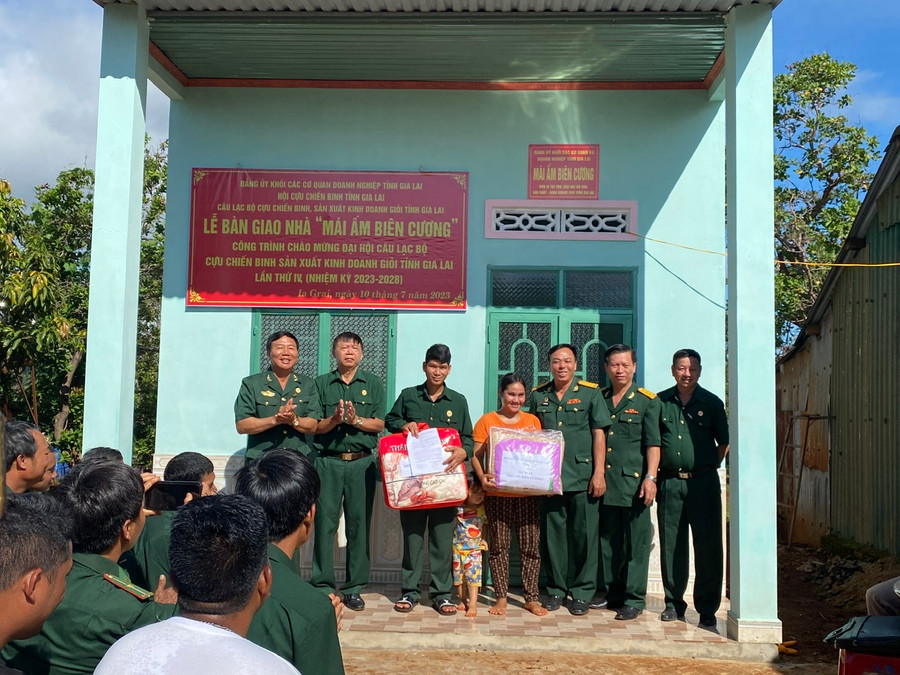 Câu lạc bộ CCB Sản xuất kinh doanh giỏi tỉnh trao tặng nhà ở cho gia đình CCB Rơ Châm Uy (làng Nú 1, xã Ia Chía, huyện Ia Grai). Ảnh: Phương Lộc Câu lạc bộ CCB Sản xuất kinh doanh giỏi tỉnh trao tặng nhà ở cho gia đình CCB Rơ Châm Uy (làng Nú 1, xã Ia Chía, huyện Ia Grai). Ảnh: Phương Lộc