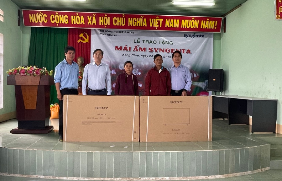 Công ty TNHH Syngenta Việt Nam tặng ti vi cho 2 hộ gia đình. Ảnh: Phương Liên