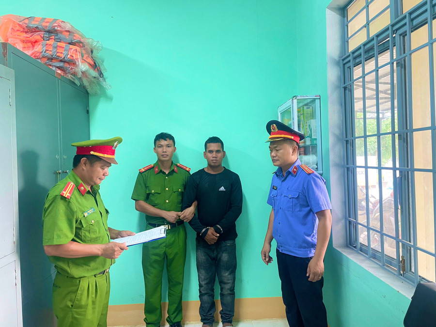 Cơ quan Cảnh sát Điều tra đọc lệnh bắt tạm giam Đinh Văn Chun. Ảnh: Lan Anh