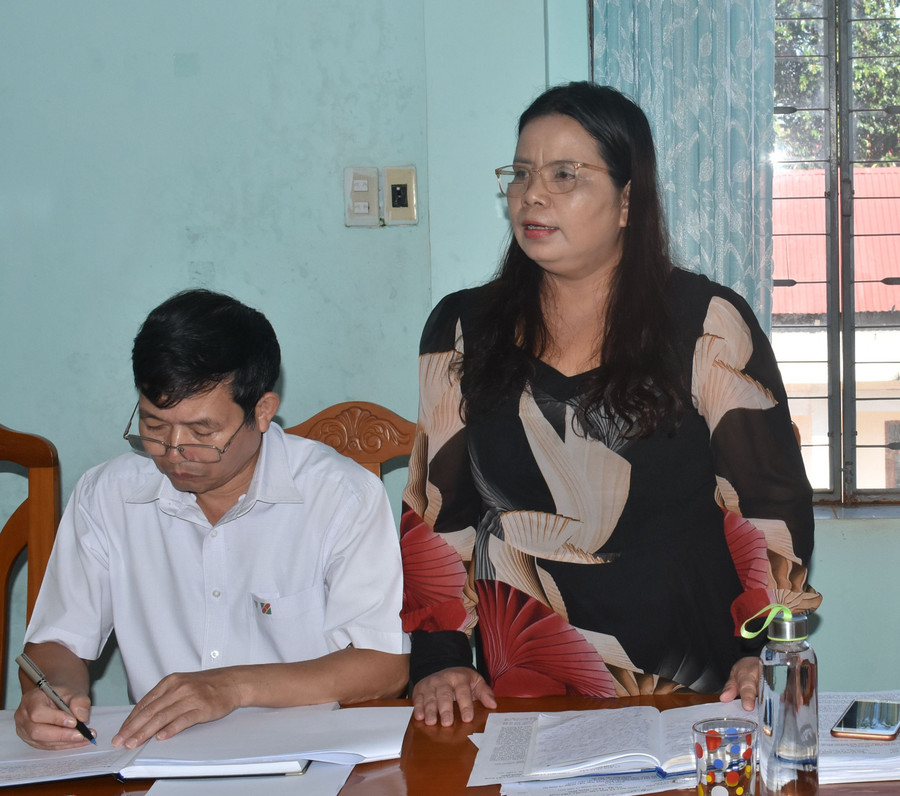 Bà Rơ Mah Ly Giang-Trưởng ban Dân tộc HĐND huyện Đức Cơ nêu ý kiến tại buổi giám sát. Ảnh: Đinh Yến