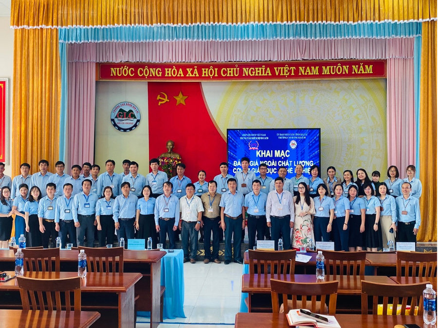Tập thể cán bộ, giáo viên nhà trường. Ảnh: Hoàng Linh Việt Tập thể cán bộ, giáo viên nhà trường. Ảnh: Hoàng Linh Việt