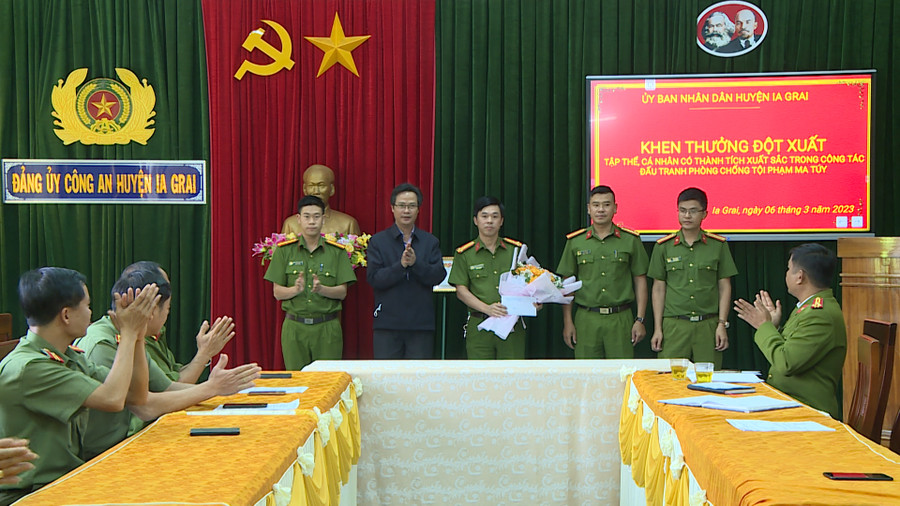 Chủ tịch UBND huyện Ia Grai trao thưởng 10 triệu đồng cho cán bộ, chiến sĩ Đội Cảnh sát Điều tra tội phạm về hình sự, kinh tế và ma túy, Công an huyện Ia Grai. Ảnh: Phương Lộc Chủ tịch UBND huyện Ia Grai trao thưởng 10 triệu đồng cho cán bộ, chiến sĩ Đội Cảnh sát Điều tra tội phạm về hình sự, kinh tế và ma túy, Công an huyện Ia Grai. Ảnh: Phương Lộc