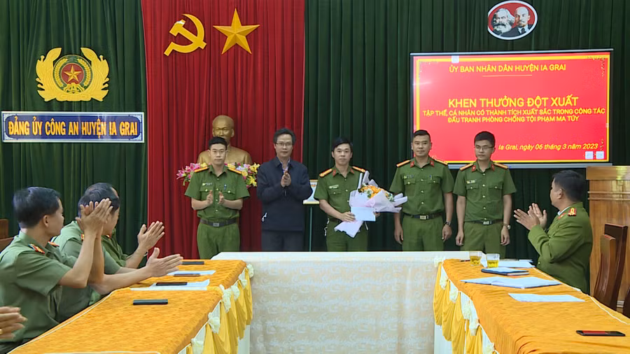 Chủ tịch UBND huyện Ia Grai trao thưởng 10 triệu đồng cho cán bộ, chiến sĩ Đội Cảnh sát Điều tra tội phạm về hình sự, kinh tế và ma túy, Công an huyện Ia Grai. Ảnh: Phương Lộc Chủ tịch UBND huyện Ia Grai trao thưởng 10 triệu đồng cho cán bộ, chiến sĩ Đội Cảnh sát Điều tra tội phạm về hình sự, kinh tế và ma túy, Công an huyện Ia Grai. Ảnh: Phương Lộc
