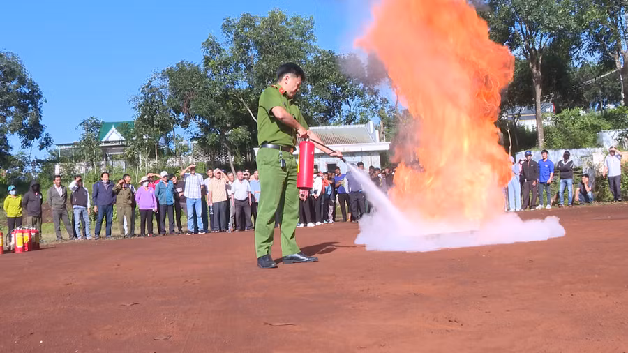 Công an huyện Chư Prông hướng dẫn thực hành chữa cháy cho lực lượng dân phòng. Ảnh: Rơ Lan Viện