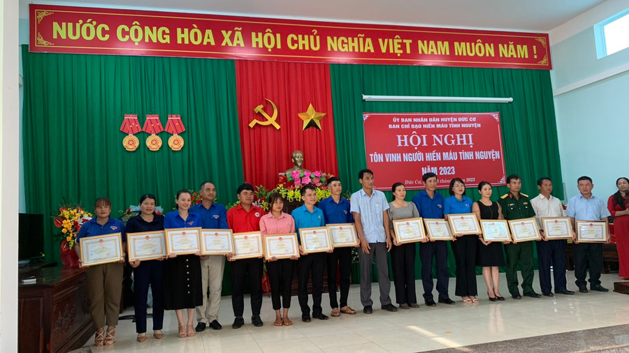 Các tập thể, cá nhân có thành tích trong phong trào hiến máu tình nguyện được tặng giấy khen của Chủ tịch UBND huyện. Ảnh: Hồng Ngọc