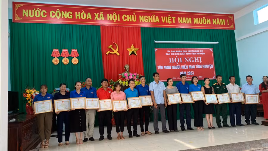 Các tập thể, cá nhân có thành tích trong phong trào hiến máu tình nguyện được tặng giấy khen của Chủ tịch UBND huyện. Ảnh: Hồng Ngọc