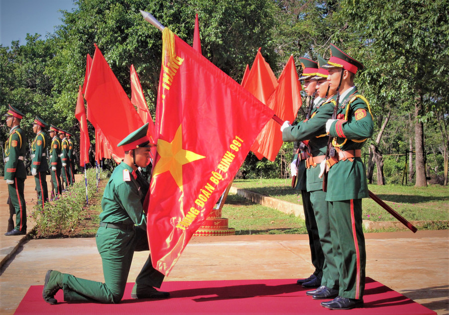 Chiến sĩ mới tuyên thệ dưới lá cờ thiêng liêng của Tổ quốc. Ảnh: Thanh Tuyền Chiến sĩ mới tuyên thệ dưới lá cờ thiêng liêng của Tổ quốc. Ảnh: Thanh Tuyền