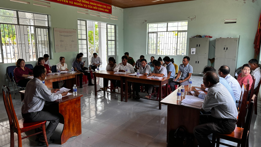 Quang cảnh buổi sinh hoạt thường kỳ tại Chi bộ buôn Ma Rôk. Ảnh: Quang Ngọc Quang cảnh buổi sinh hoạt thường kỳ tại Chi bộ buôn Ma Rôk. Ảnh: Quang Ngọc