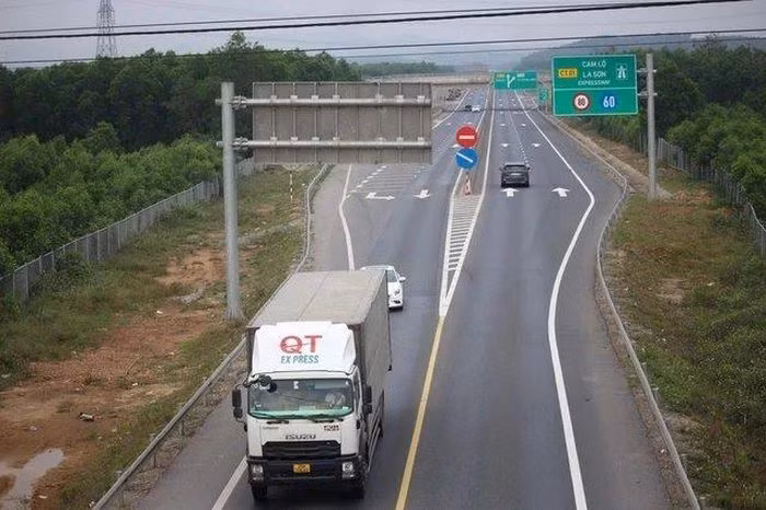 Xe khách trên 30 chỗ, xe đầu kéo, xe tải từ 6 trục (tải trọng trên 30 tấn) trở lên không vào cao tốc Cam Lộ - La Sơn từ ngày 4-4. Ảnh nguồn Báo Đại Đoàn Kết Xe khách trên 30 chỗ, xe đầu kéo, xe tải từ 6 trục (tải trọng trên 30 tấn) trở lên không vào cao tốc Cam Lộ - La Sơn từ ngày 4-4. Ảnh nguồn Báo Đại Đoàn Kết