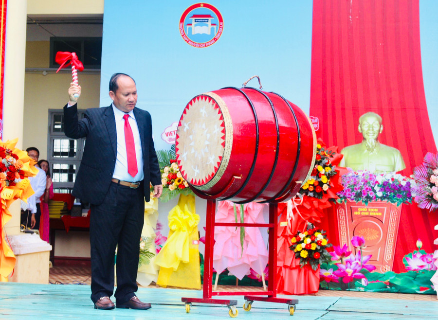 Phó Bí thư Tỉnh ủy Rah Lan Chung đánh trống khai giảng năm học mới tại Trường THPT Nguyễn Chí Thanh (TP. Pleiku). Ảnh: Phan Lài Phó Bí thư Tỉnh ủy Rah Lan Chung đánh trống khai giảng năm học mới tại Trường THPT Nguyễn Chí Thanh (TP. Pleiku). Ảnh: Phan Lài