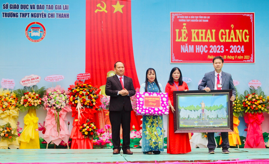 Phó Bí thư Tỉnh ủy Rah Lan Chung (bìa trái) tặng quà cho Trường THPT Nguyễn Chí Thanh. Ảnh: Phan Lài Phó Bí thư Tỉnh ủy Rah Lan Chung (bìa trái) tặng quà cho Trường THPT Nguyễn Chí Thanh. Ảnh: Phan Lài