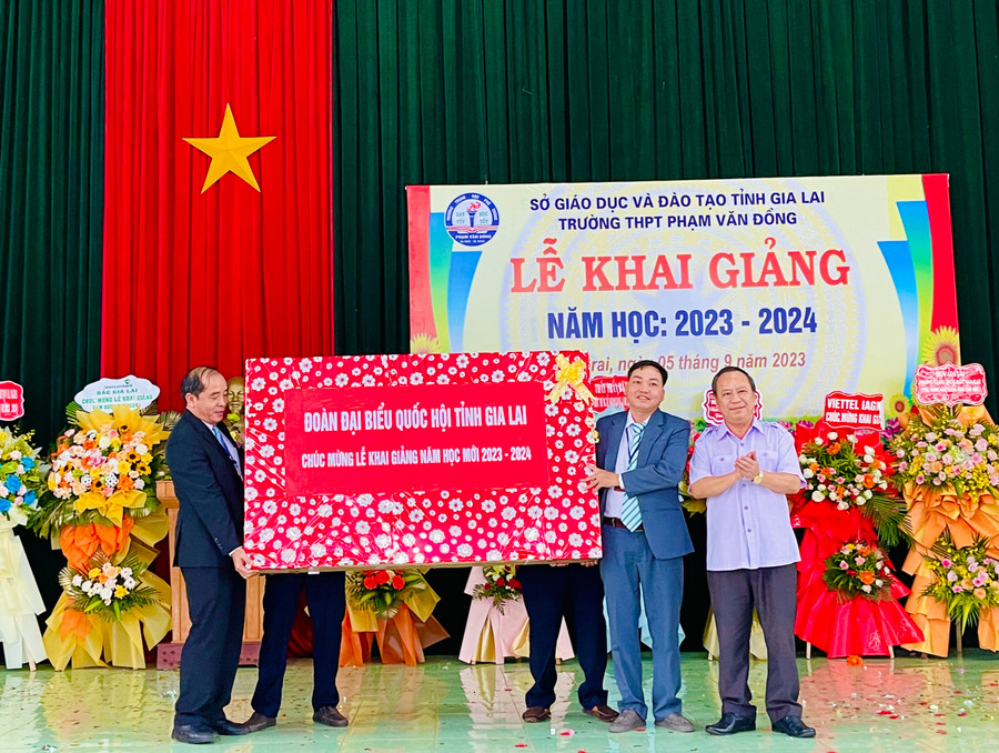 Phó Bí thư Thường trực Tỉnh ủy, Trưởng đoàn đại biểu Quốc hội tỉnh Châu Ngọc Tuấn trao quà lưu niệm cho tập thể thầy cô và học sinh Trường THPT Phạm Văn Đồng (huyện Ia Grai). Ảnh: Trần Dung Phó Bí thư Thường trực Tỉnh ủy, Trưởng đoàn đại biểu Quốc hội tỉnh Châu Ngọc Tuấn trao quà lưu niệm cho tập thể thầy cô và học sinh Trường THPT Phạm Văn Đồng (huyện Ia Grai). Ảnh: Trần Dung