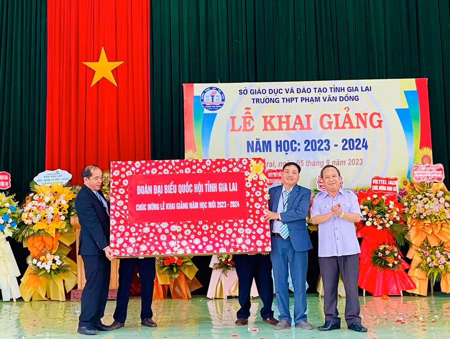 Phó Bí thư Thường trực Tỉnh ủy, Trưởng đoàn đại biểu Quốc hội tỉnh Châu Ngọc Tuấn trao quà lưu niệm cho tập thể thầy cô và học sinh Trường THPT Phạm Văn Đồng (huyện Ia Grai). Ảnh: Trần Dung