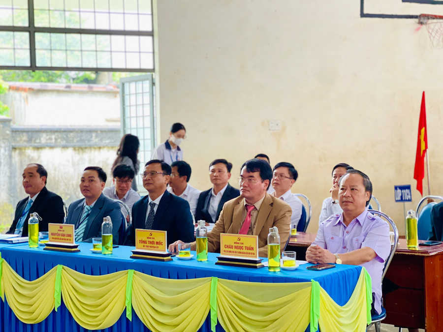 Phó Bí thư Thường trực Tỉnh ủy Châu Ngọc Tuấn (bìa phải) dự khai giảng năm học mới tại Trường THPT Phạm Văn Đồng (huyện Ia Grai). Ảnh: Trần Dung Phó Bí thư Thường trực Tỉnh ủy Châu Ngọc Tuấn (bìa phải) dự khai giảng năm học mới tại Trường THPT Phạm Văn Đồng (huyện Ia Grai). Ảnh: Trần Dung