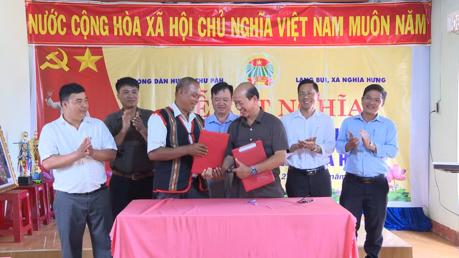 Quang cảnh Hội Nông dân huyện Chư Păh và đại diện làng Bui ký kết bản giao ước kết nghĩa. Ảnh: Ngọc Anh