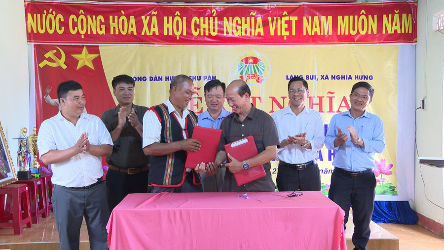 Quang cảnh Hội Nông dân huyện Chư Păh và đại diện làng Bui ký kết bản giao ước kết nghĩa. Ảnh: Ngọc Anh Quang cảnh Hội Nông dân huyện Chư Păh và đại diện làng Bui ký kết bản giao ước kết nghĩa. Ảnh: Ngọc Anh