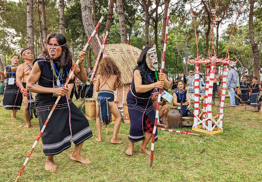 Một cảnh sinh hoạt văn hóa dân gian trong Ngày Hội văn hóa các dân tộc tỉnh Gia Lai, lần thứ Hai năm 2023. Ảnh: Nguyễn Quang Tuệ Một cảnh sinh hoạt văn hóa dân gian trong Ngày Hội văn hóa các dân tộc tỉnh Gia Lai, lần thứ Hai năm 2023. Ảnh: Nguyễn Quang Tuệ