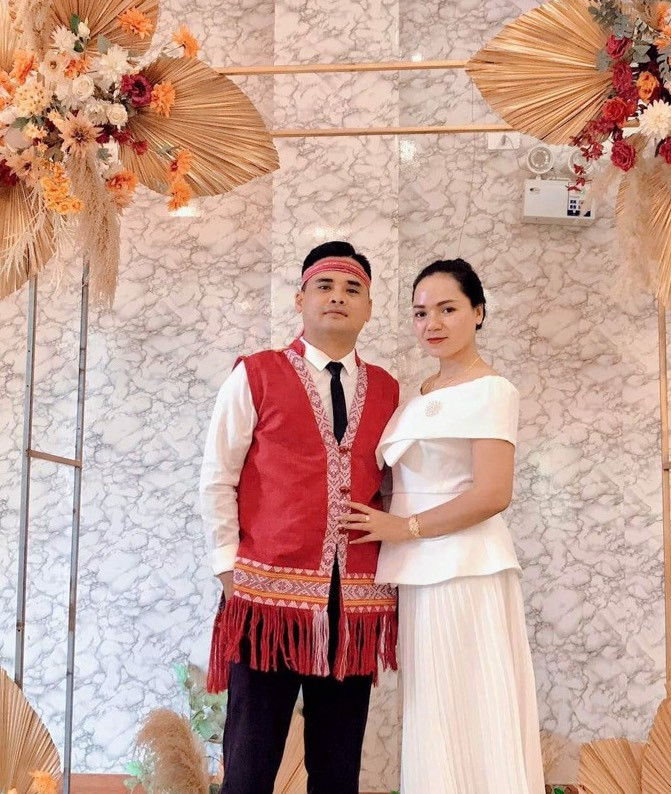 Anh Ksor Khon (bìa trái) hiện là MC khá đắt show ở vùng đất Ia Ma Rơn. Ảnh nhân vật cung cấp Anh Ksor Khon (bìa trái) hiện là MC khá đắt show ở vùng đất Ia Ma Rơn. Ảnh nhân vật cung cấp