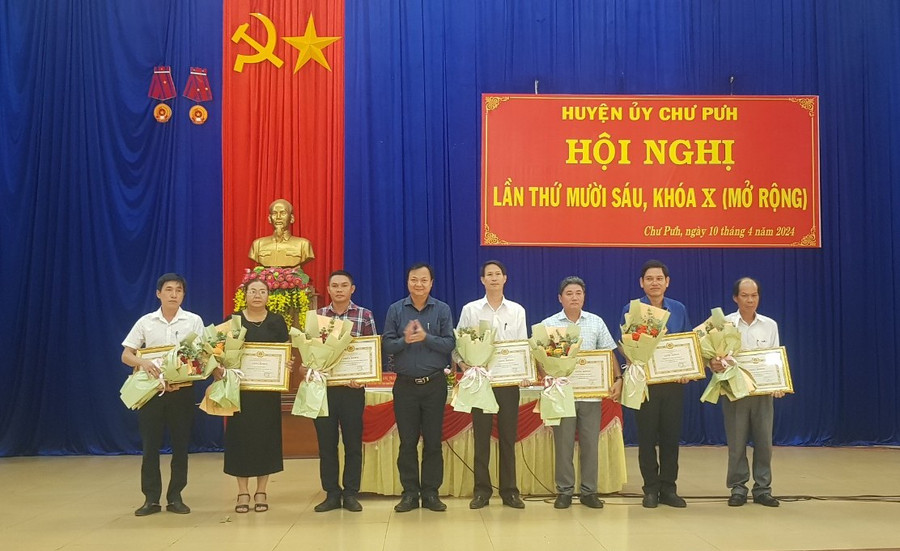 7 tổ chức cơ sở Đảng đạt tiêu chuẩn “Hoàn thành xuất sắc nhiệm vụ” năm 2023 được tặng giấy khen tại hội nghị. Ảnh: Minh Hải 7 tổ chức cơ sở Đảng đạt tiêu chuẩn “Hoàn thành xuất sắc nhiệm vụ” năm 2023 được tặng giấy khen tại hội nghị. Ảnh: Minh Hải