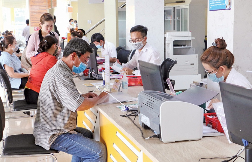 Người dân thực hiện thủ tục hành chính tại Trung tâm Phục vụ hành chính công tỉnh. Ảnh: Q.T Người dân thực hiện thủ tục hành chính tại Trung tâm Phục vụ hành chính công tỉnh. Ảnh: Q.T