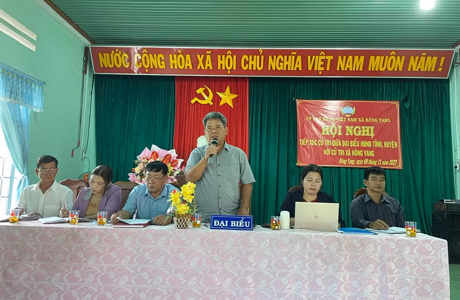 Chủ tịch Ủy ban MTTQ Việt Nam tỉnh Hồ Văn Điềm mong muốn cấp ủy, chính quyền huyện Kông Chro và xã Kông Yang tiếp tục quan tâm giải quyết những ý kiến, kiến nghị thuộc thẩm quyền. Ảnh: Phương Liên