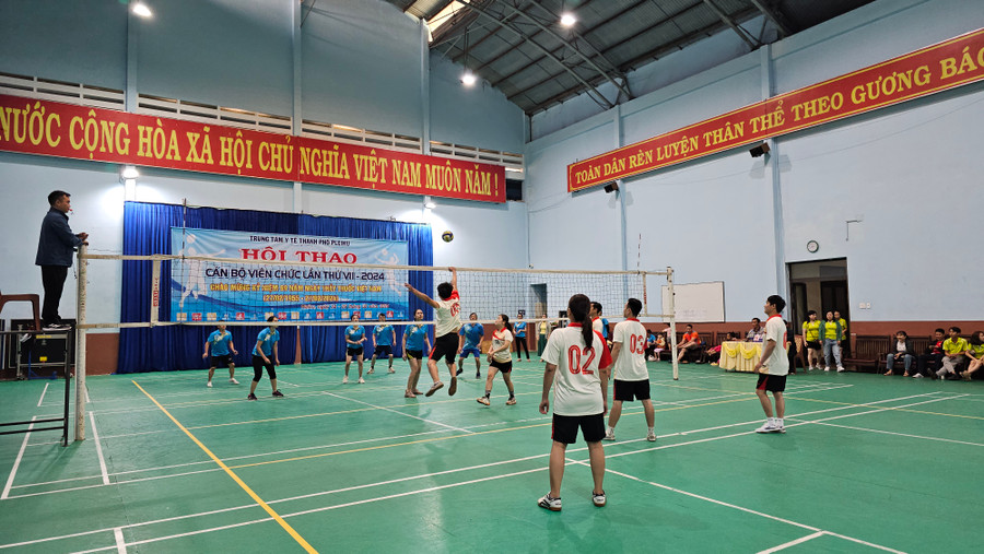 Các vận động viên tranh tài sôi nổi ở môn bóng chuyền. Ảnh: Bá Bính Các vận động viên tranh tài sôi nổi ở môn bóng chuyền. Ảnh: Bá Bính