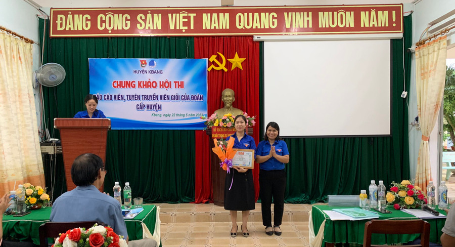 Chị Hoàng Thị Hằng-Chi đoàn Văn hóa-Thông tin đạt giải nhất Hội thi Báo cáo viên, tuyên truyền viên giỏi của Đoàn huyện Kbang. Ảnh: Hà Duyệt
