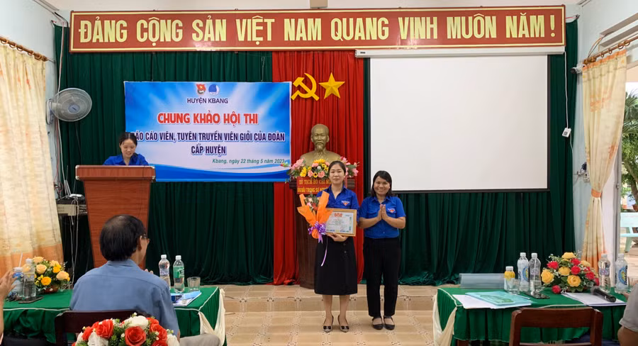 Chị Hoàng Thị Hằng-Chi đoàn Văn hóa-Thông tin đạt giải nhất Hội thi Báo cáo viên, tuyên truyền viên giỏi của Đoàn huyện Kbang. Ảnh: Hà Duyệt