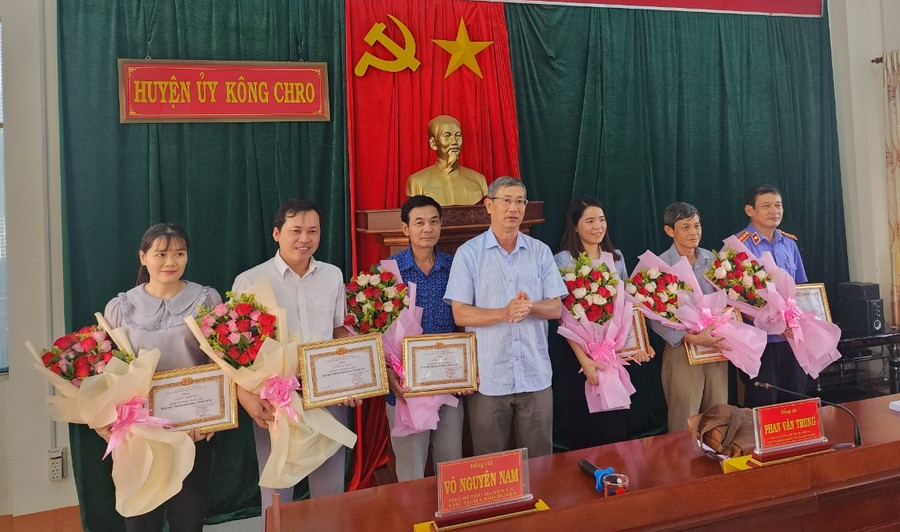 Đồng chí Phan Văn Trung-Bí thư Huyện ủy Kông Chro tặng giấy khen cho 6 tổ chức cơ sở Đảng hoàn thành xuất sắc nhiệm vụ năm 2022. Ảnh: Thúy Ngọ