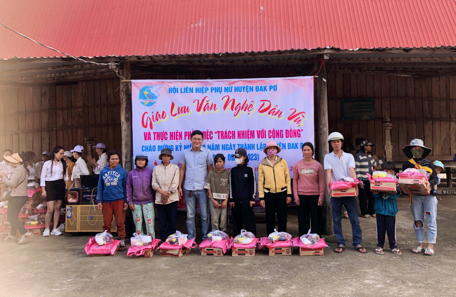 Đoàn công tác tặng quà cho hộ nghèo xã Hà Tam. Ảnh: Lan Anh
