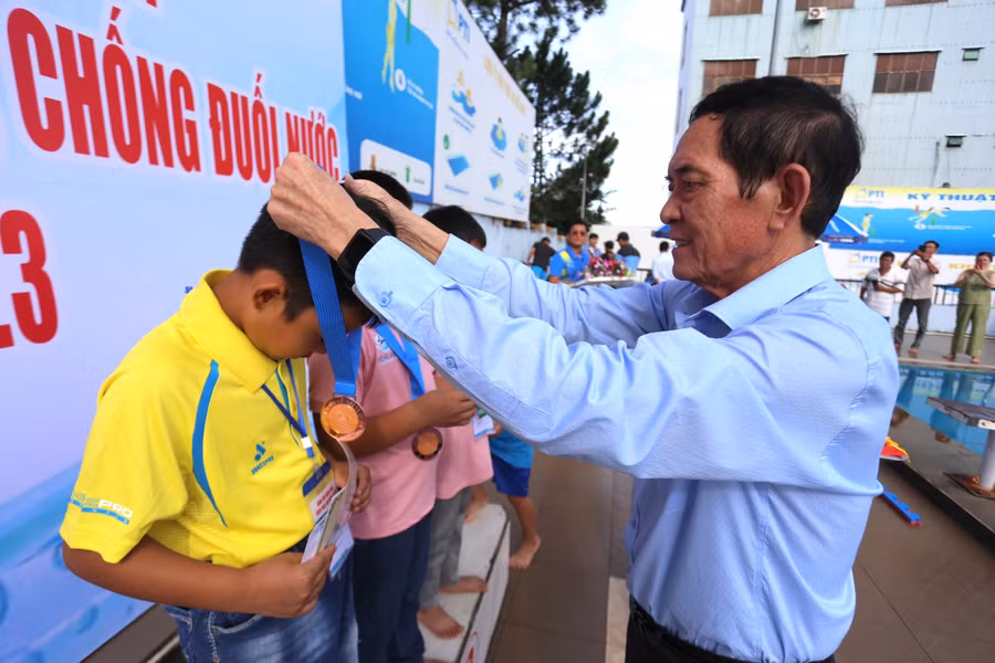 Ông Nguyễn Đức Hoàng-Phó Giám đốc Sở Văn hóa-Thể thao và Du lịch trao huy chương cho các vận động viên đạt thành tích xuất sắc. Ảnh: Văn Ngọc