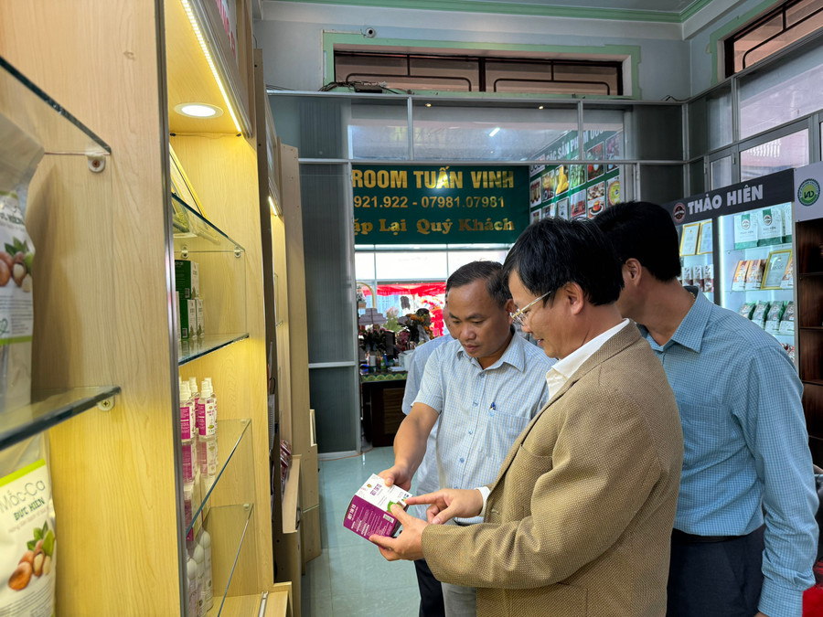 Các đại biểu tham quan khu trưng bày các sản phẩm OCOP. Ảnh: Minh Thoan